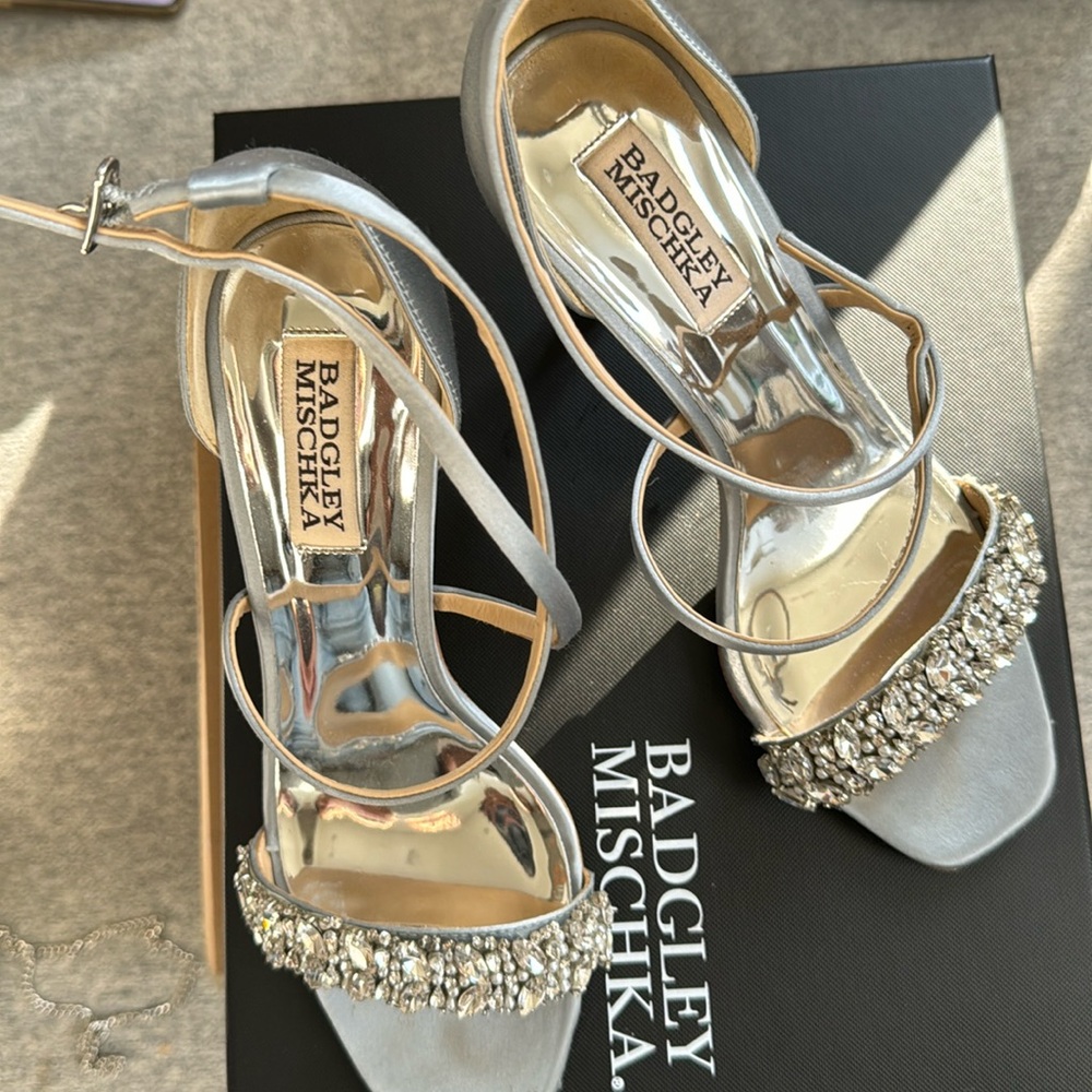 Badgley Mischka Napa jeweled toe Sandel size 7 blue